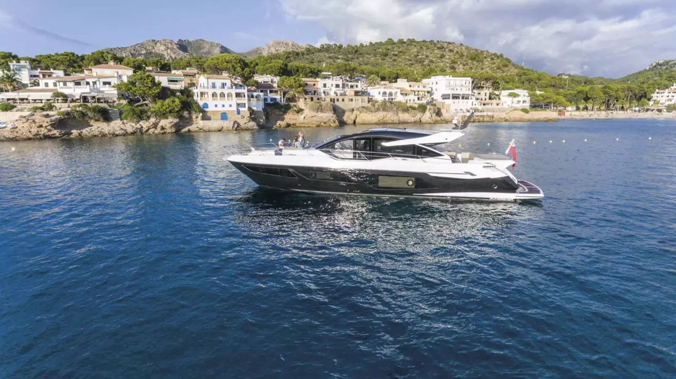 Sunseeker Predator 74 Side View 01