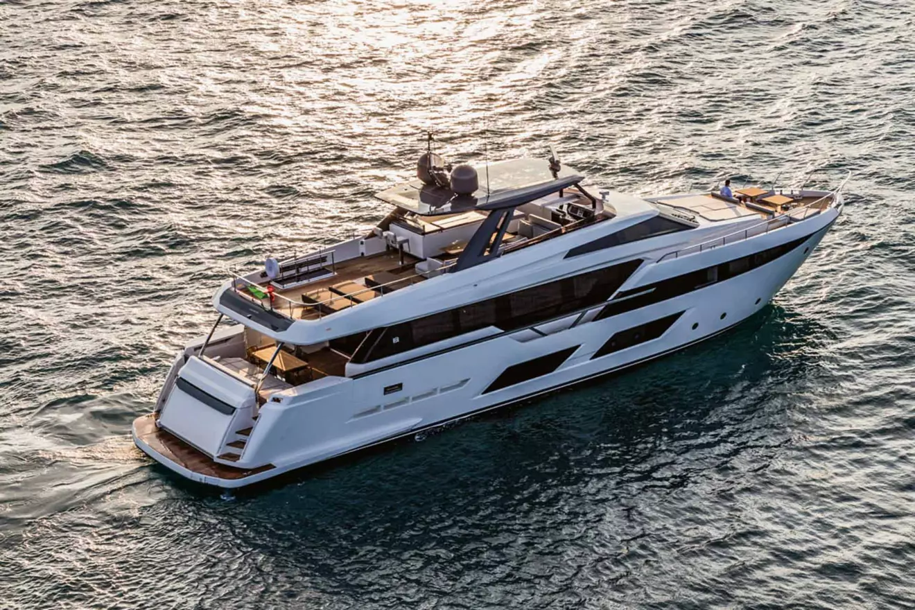 Ferretti-Yachts-920-01.jpg