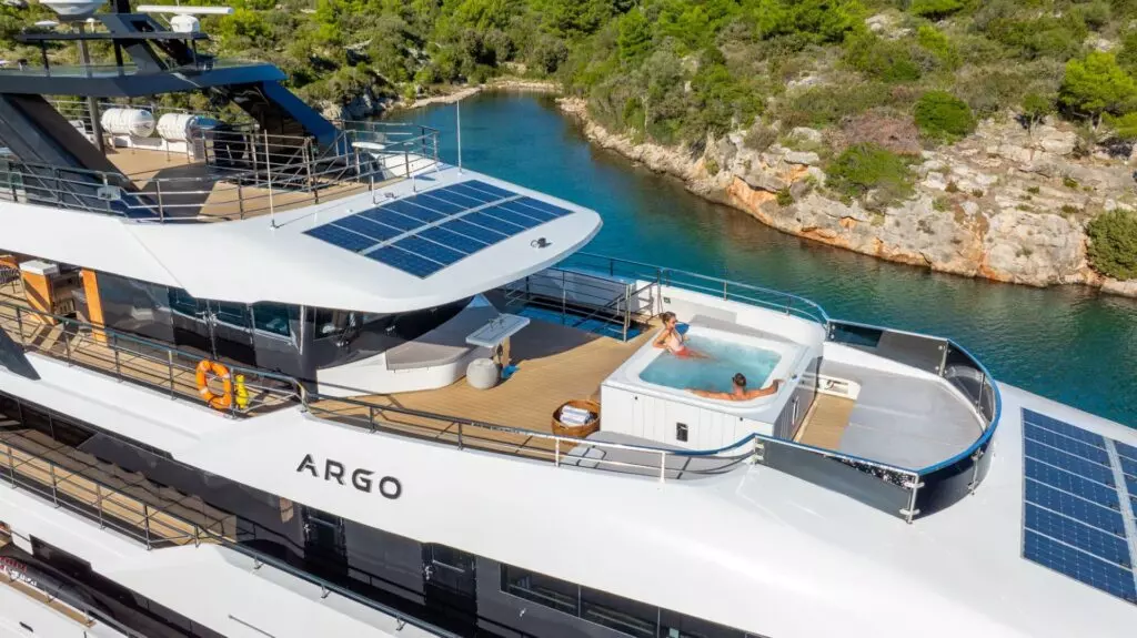 luksuzna jahta argo gornja paluba s jacuzzijem