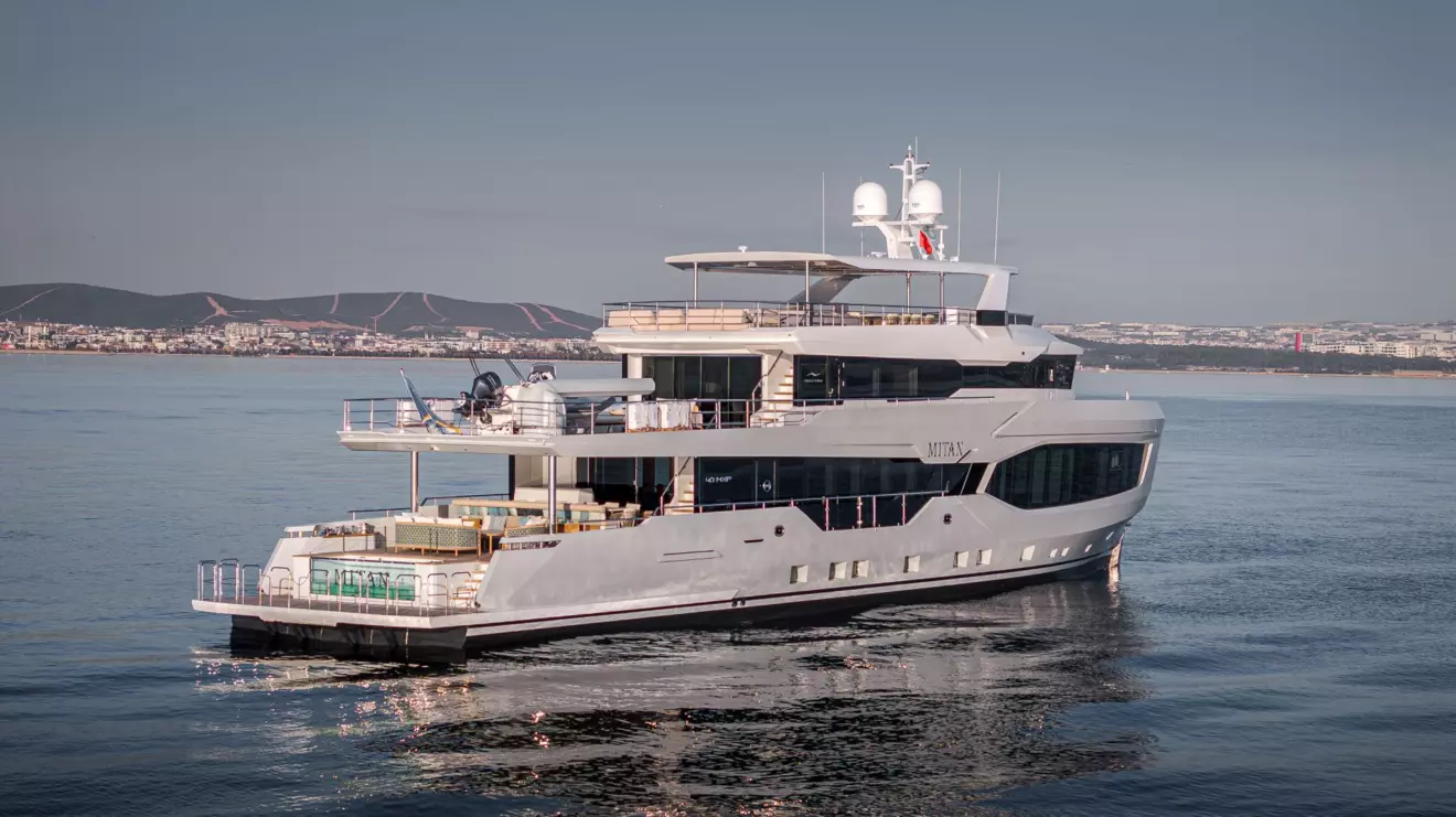 Numarine 40MXP - Mitan back side view.jpg