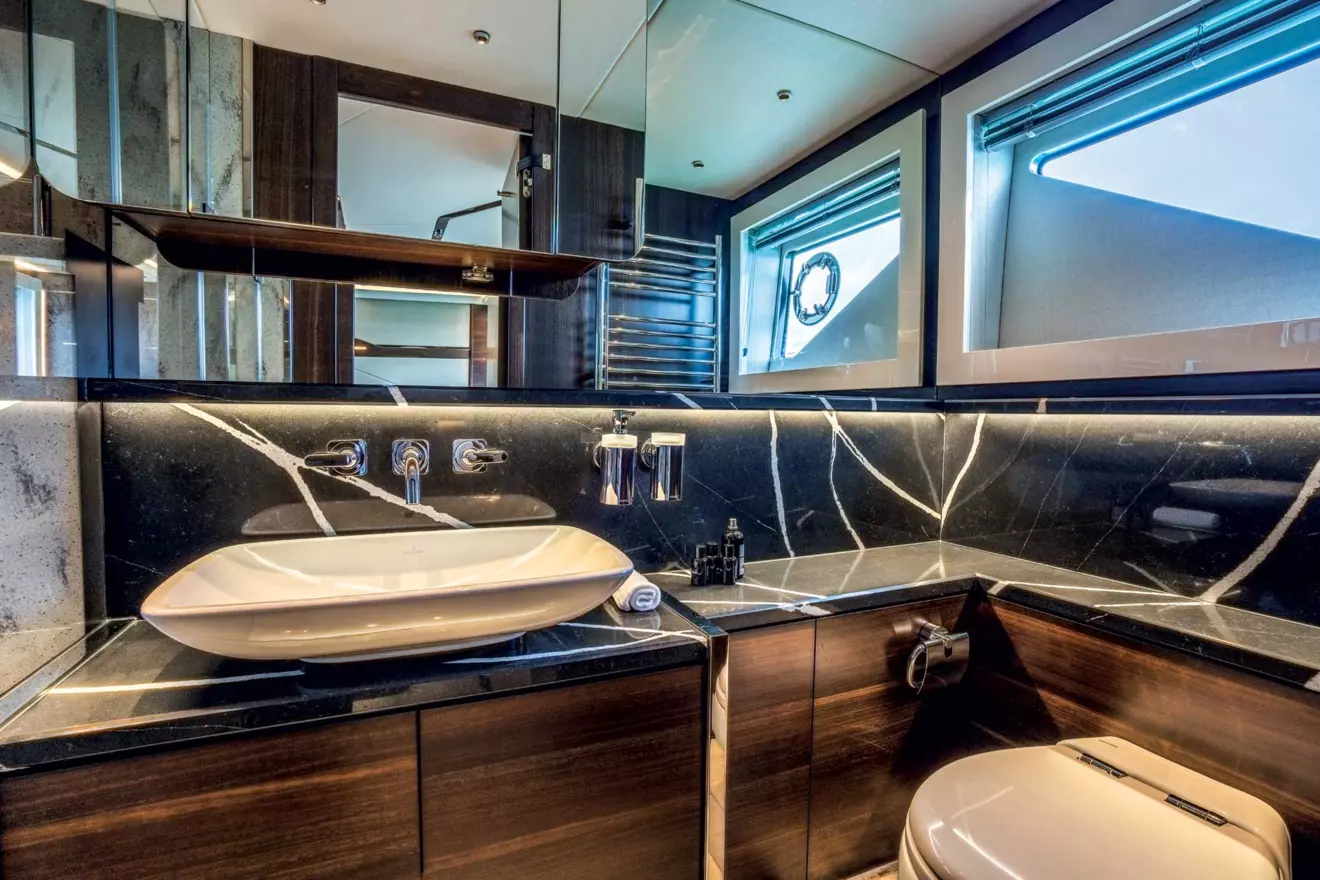 kupaonica-vlasnicke-kabine-sunseeker-65-sport-yacht-00.jpg