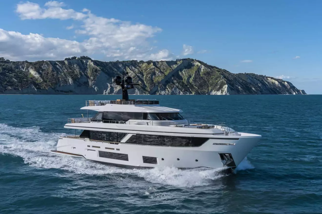 Custom-Line-Navetta-30-cruising-01.jpg