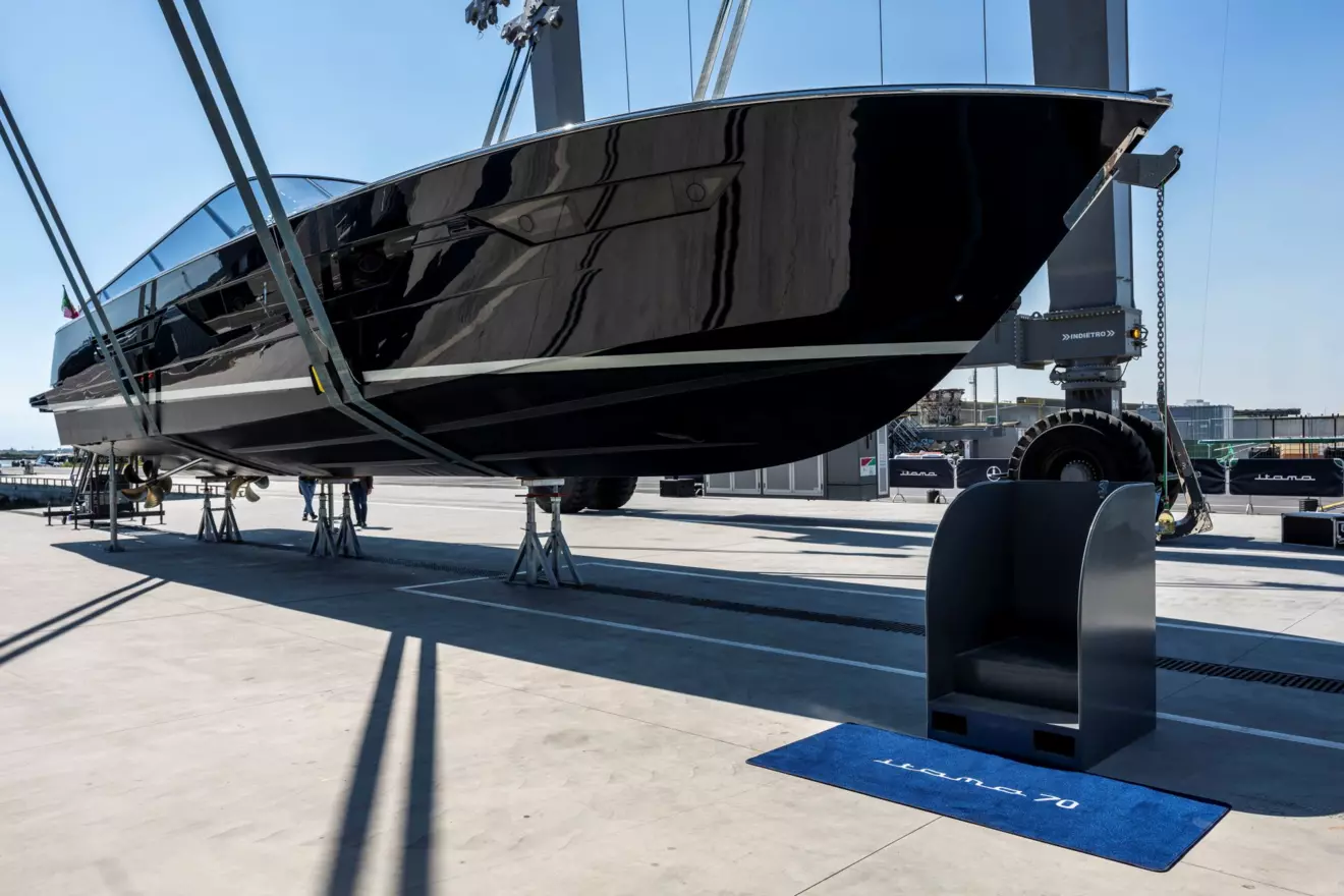 Itama 70 - launching side view.jpg