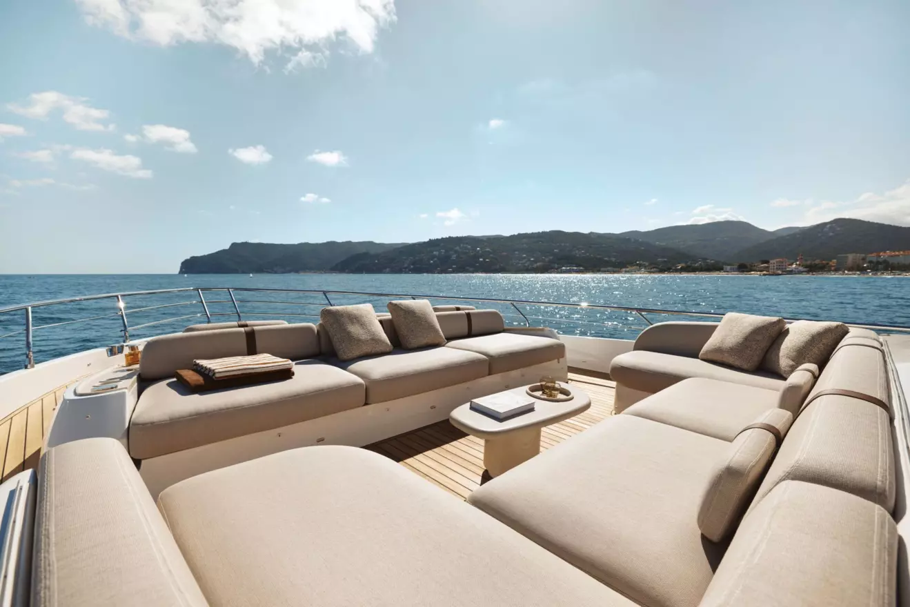 Azimut 82 Fly - bow lounge.jpg