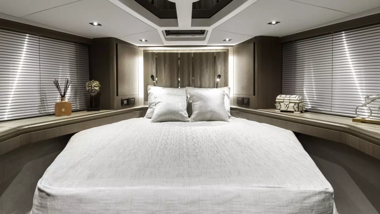Galeon 480 Fly - owner cabin.jpg