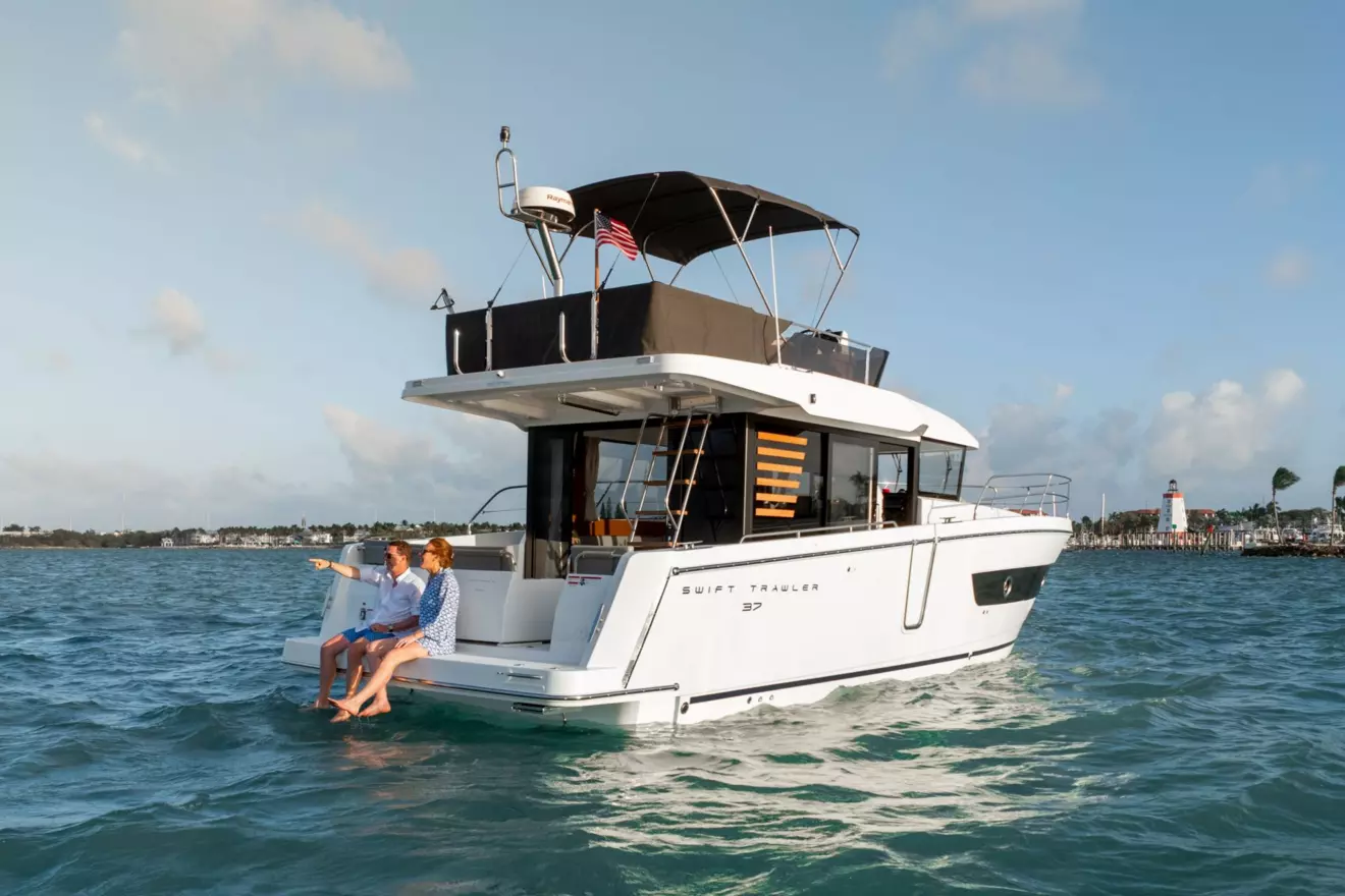 Beneteau Swift Trawler 37 Fly krmena platforma