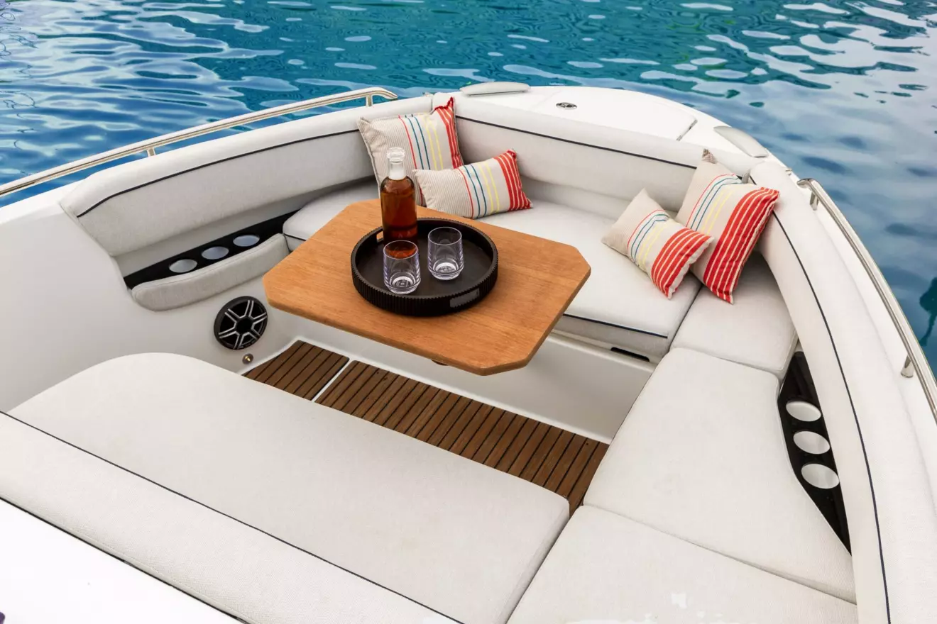Beneteau Gran Turismo 35 - bow area.jpg