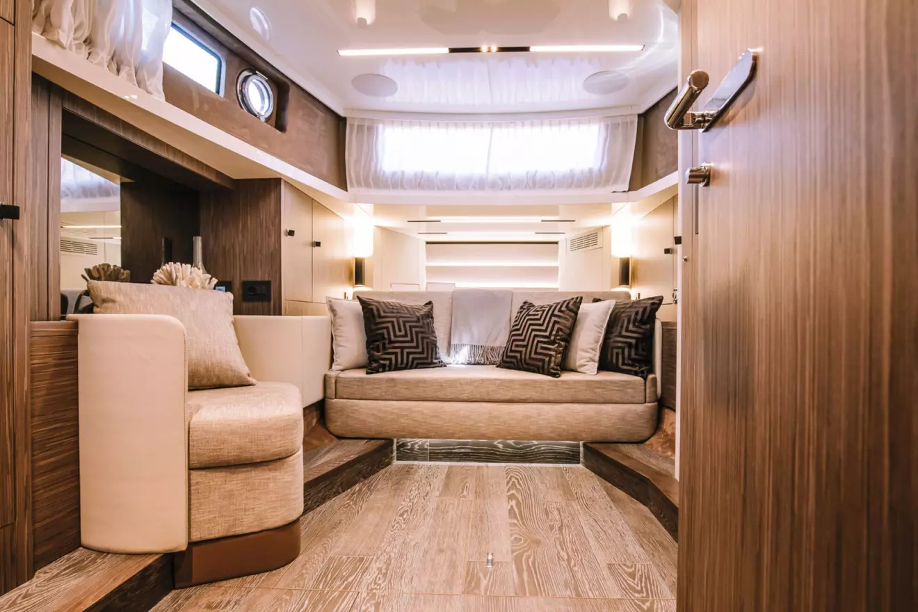 Cranchi A46 Luxury Tender - salon.JPG
