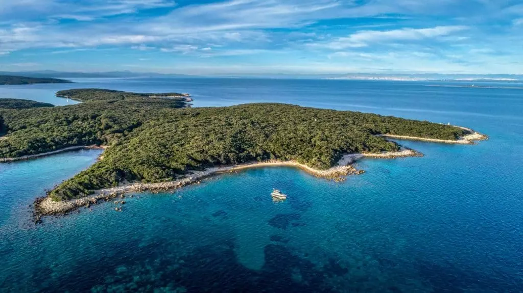 Monte Carlo Chayka, charter