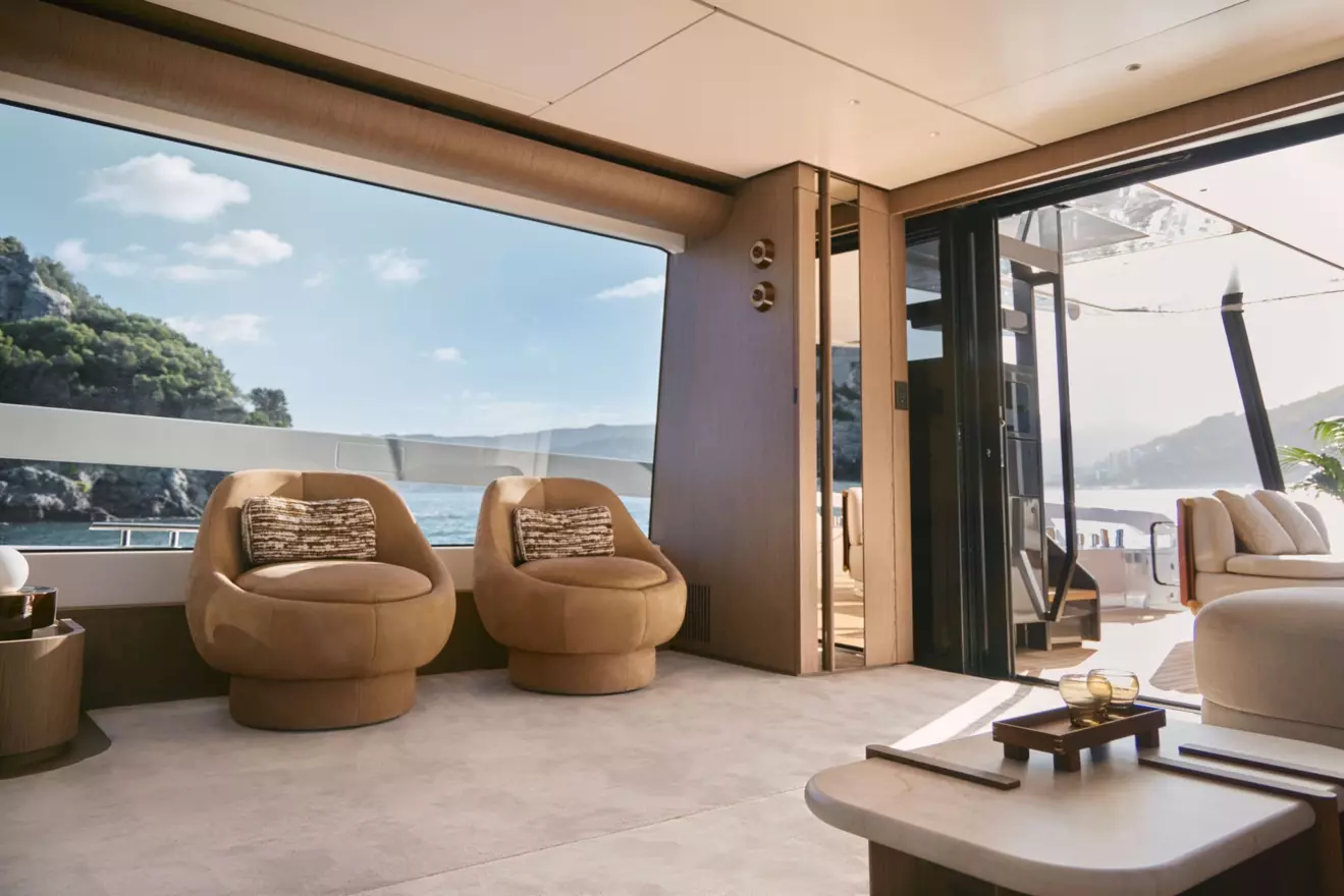Azimut 82 Fly - salon sea view.jpg