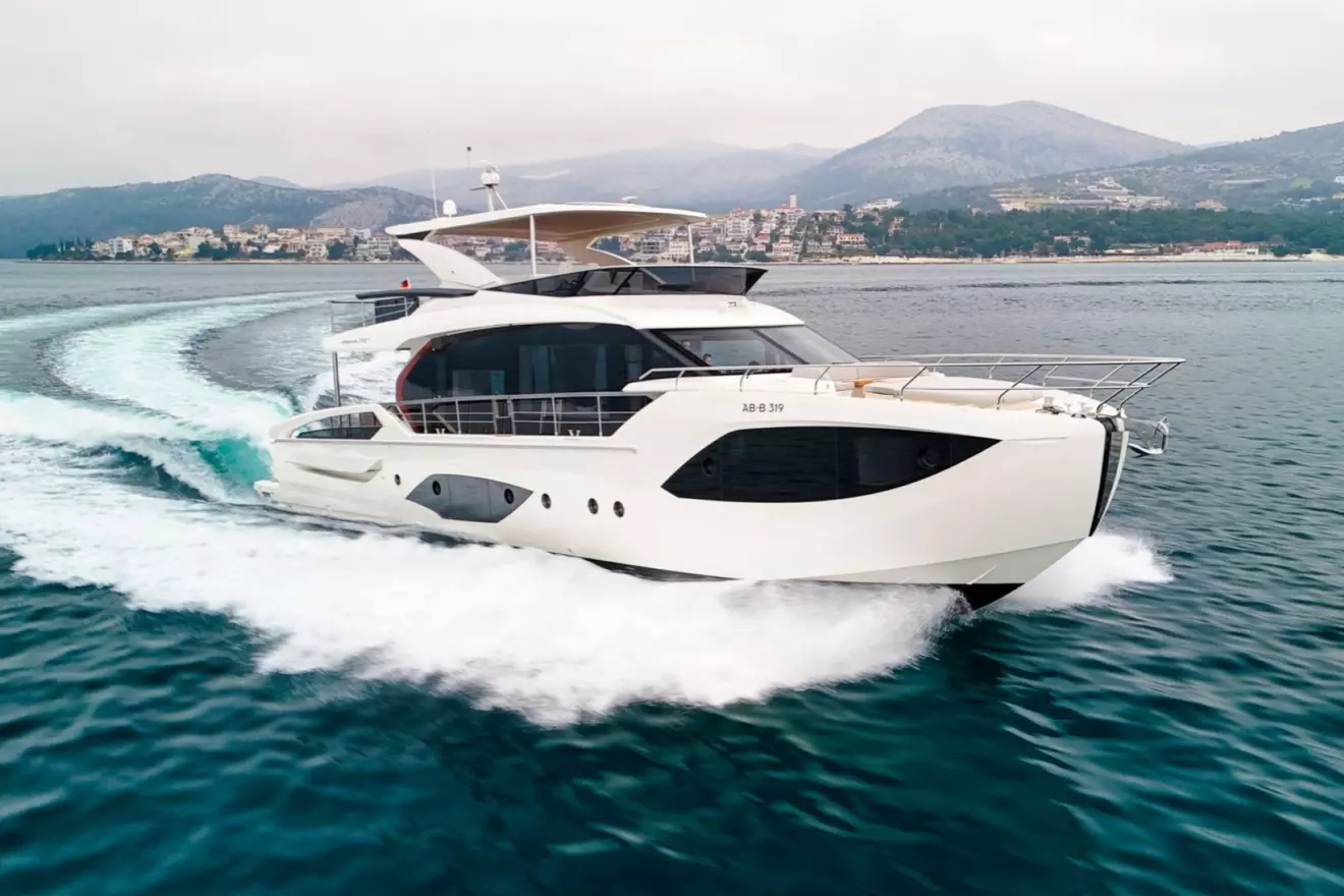 Absolute 70FLY - cruising.jpg