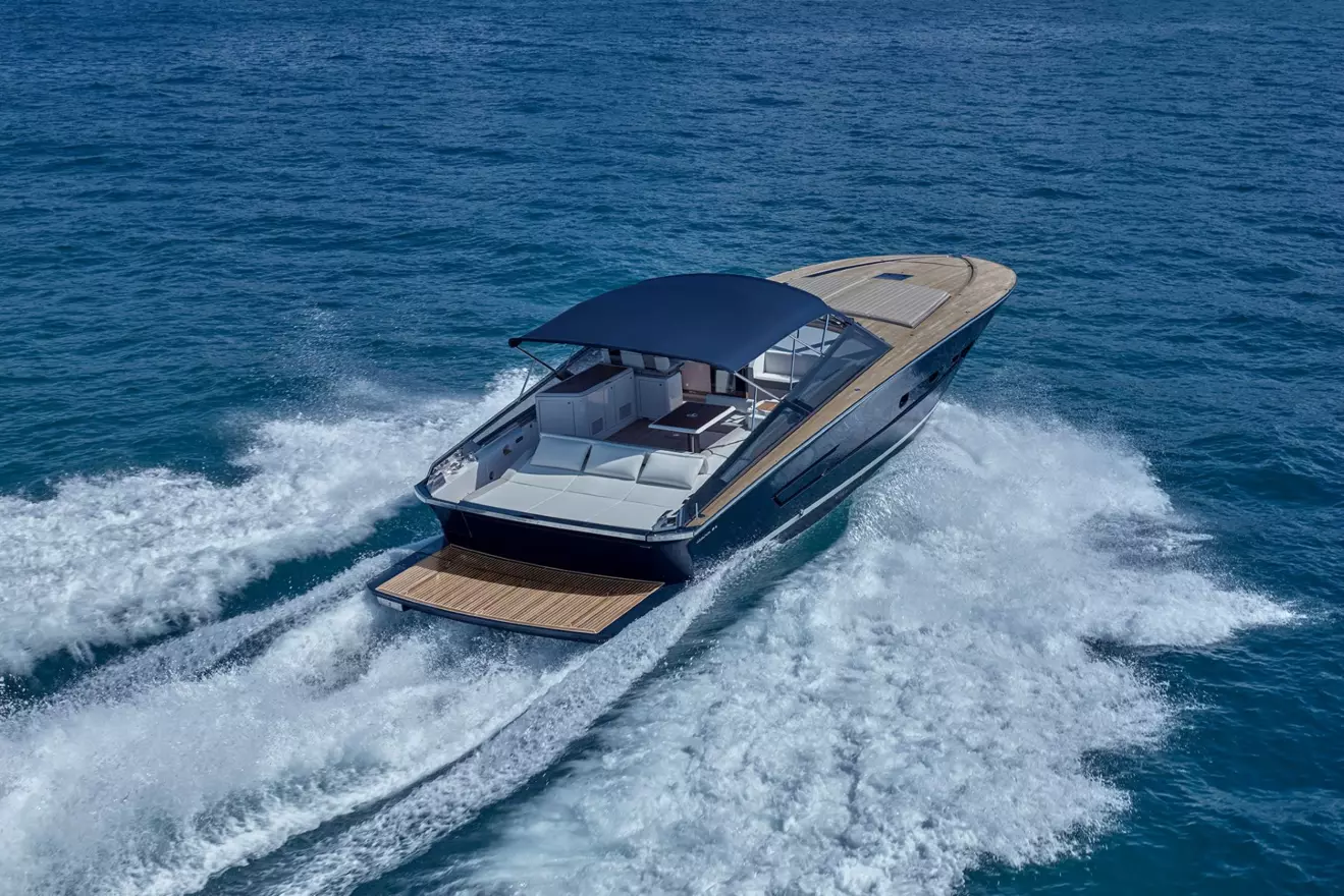 Itama 54 stern view while cruising