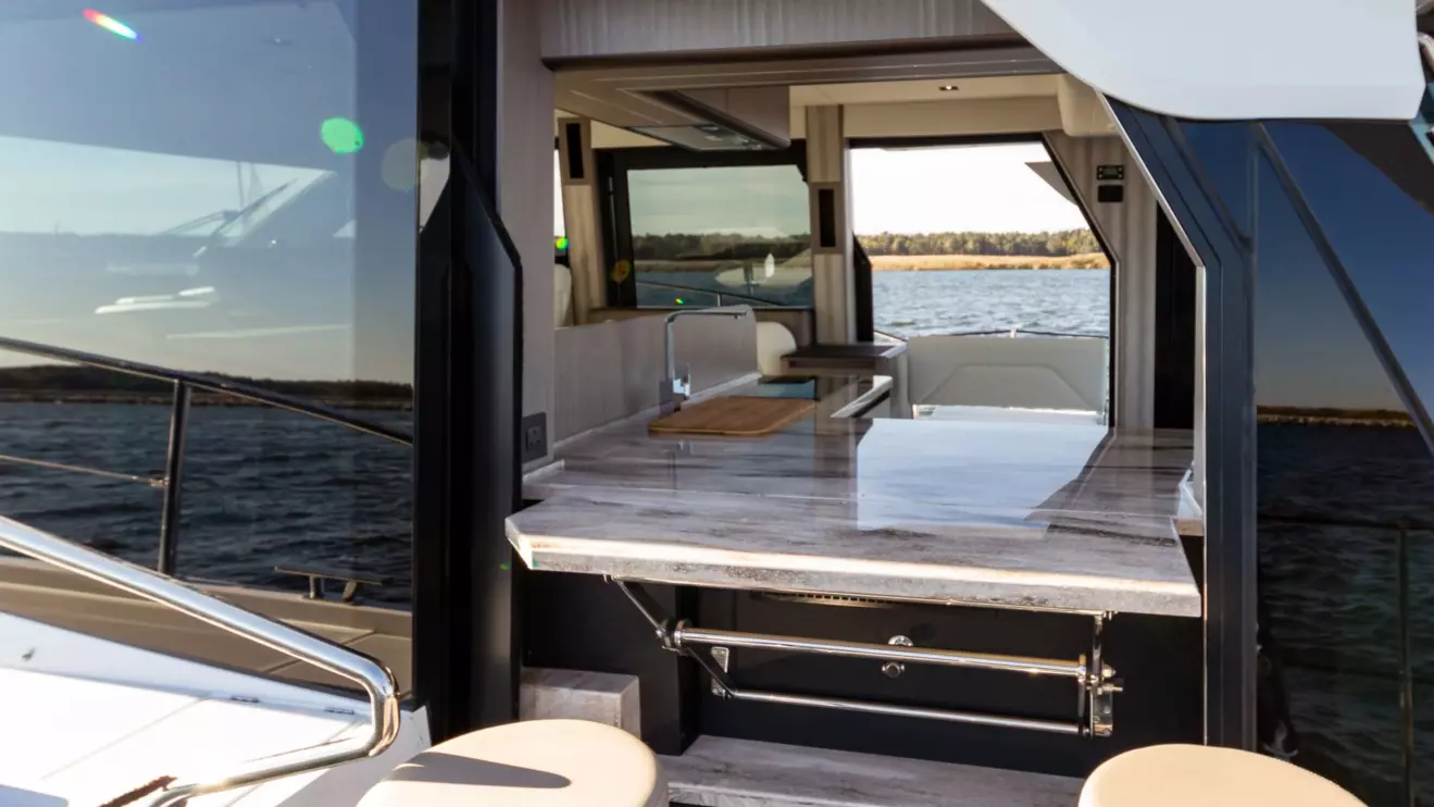 Galeon 480 Fly - interior view.jpg