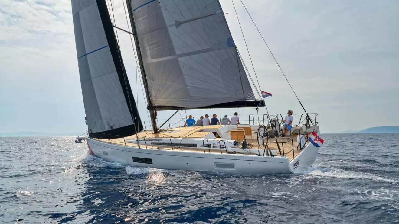 First 53 Yacht Jedrenje 01