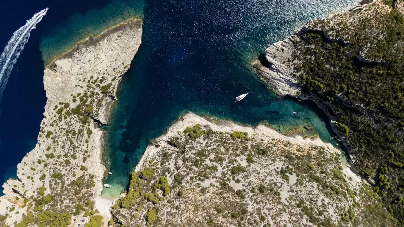 Uvala Pritiščina, otok Vis