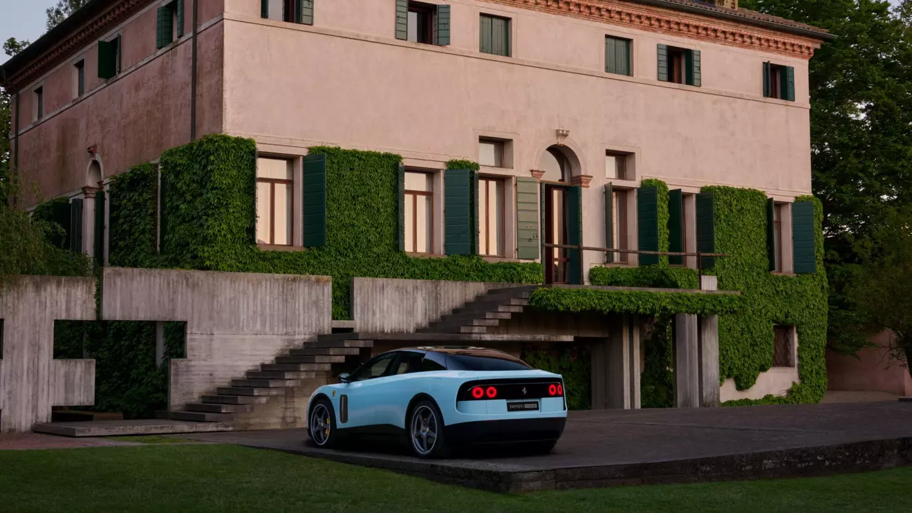 Ferrari Luce - pogled straga.jpg
