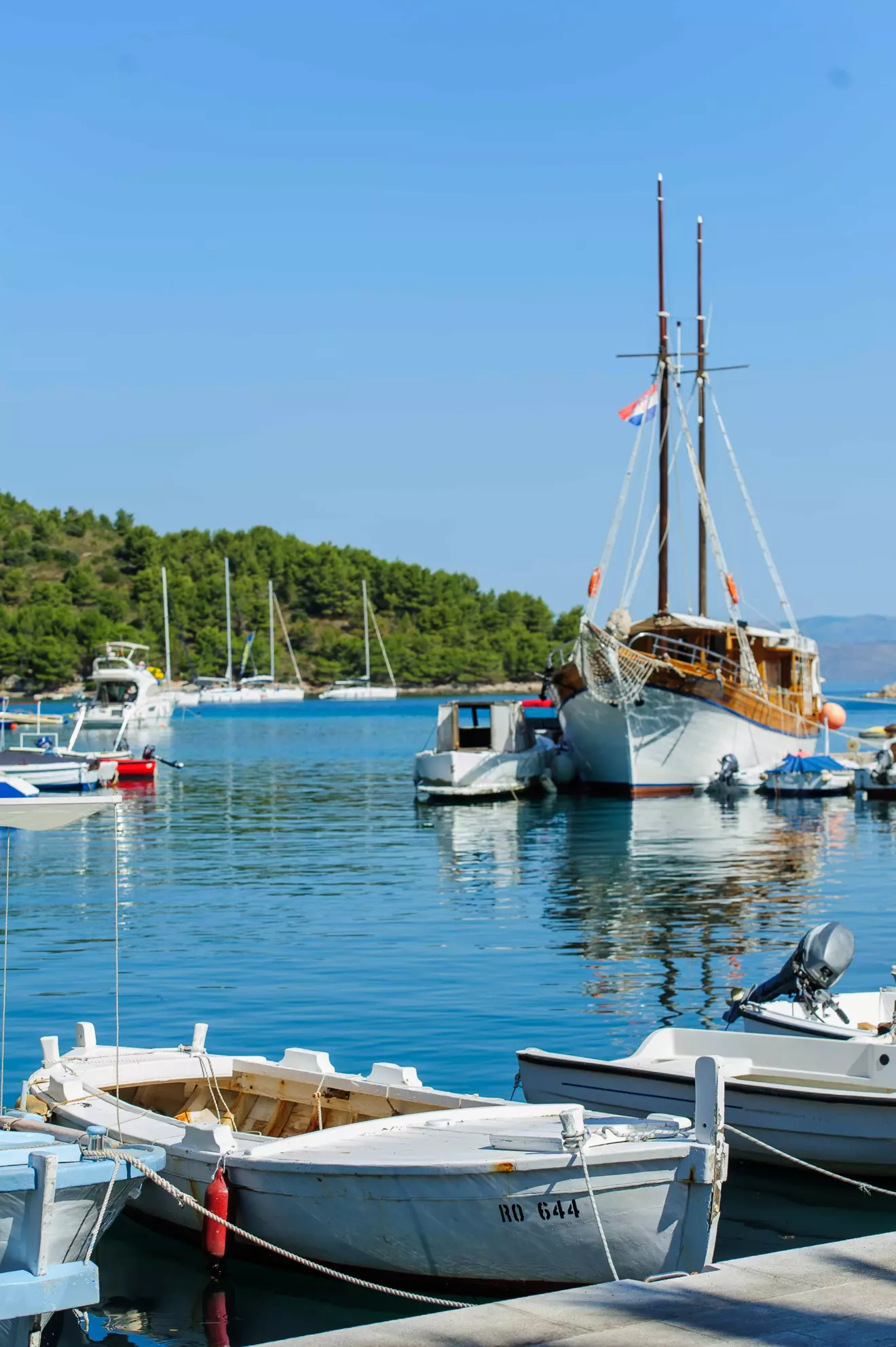 Stomorska, riva i jedrenjaci.jpg