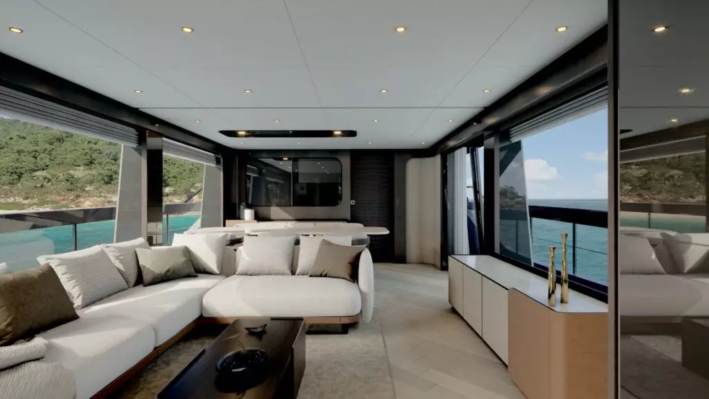 Ferretti Yachts 800 salon: Interijer salona s velikim prozorima i modernim namještajem.