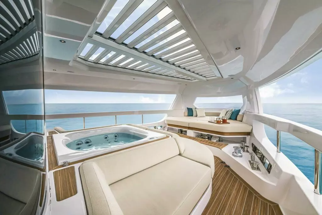 Ferretti Infynito 90 jacuzzi