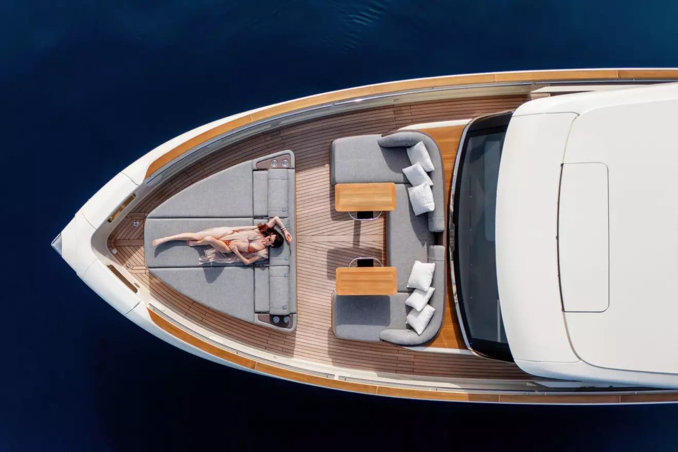 Invictus ST550 pramčani lounge