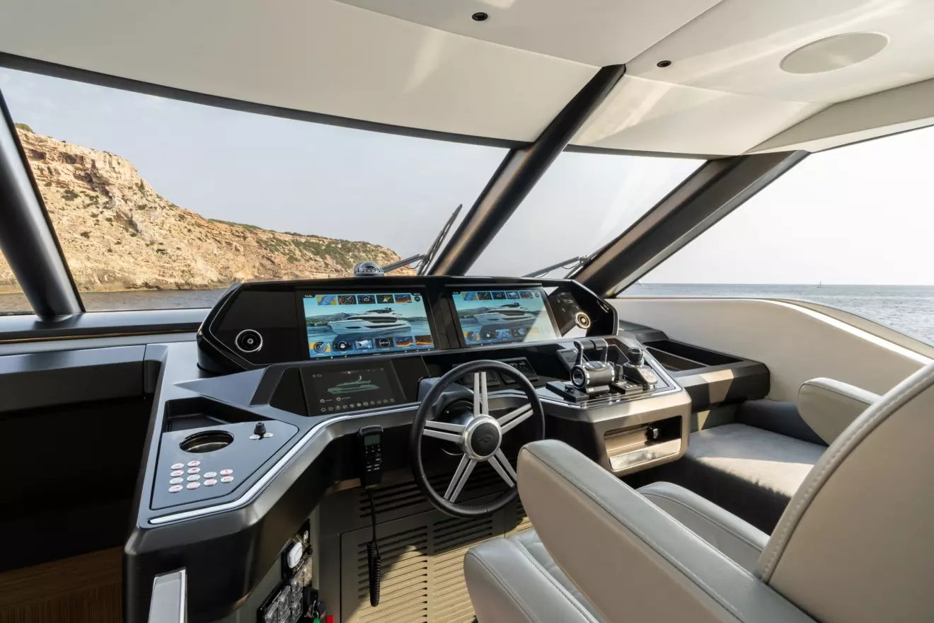 Sunseeker-82 Ocean Enclosed - console.jpg