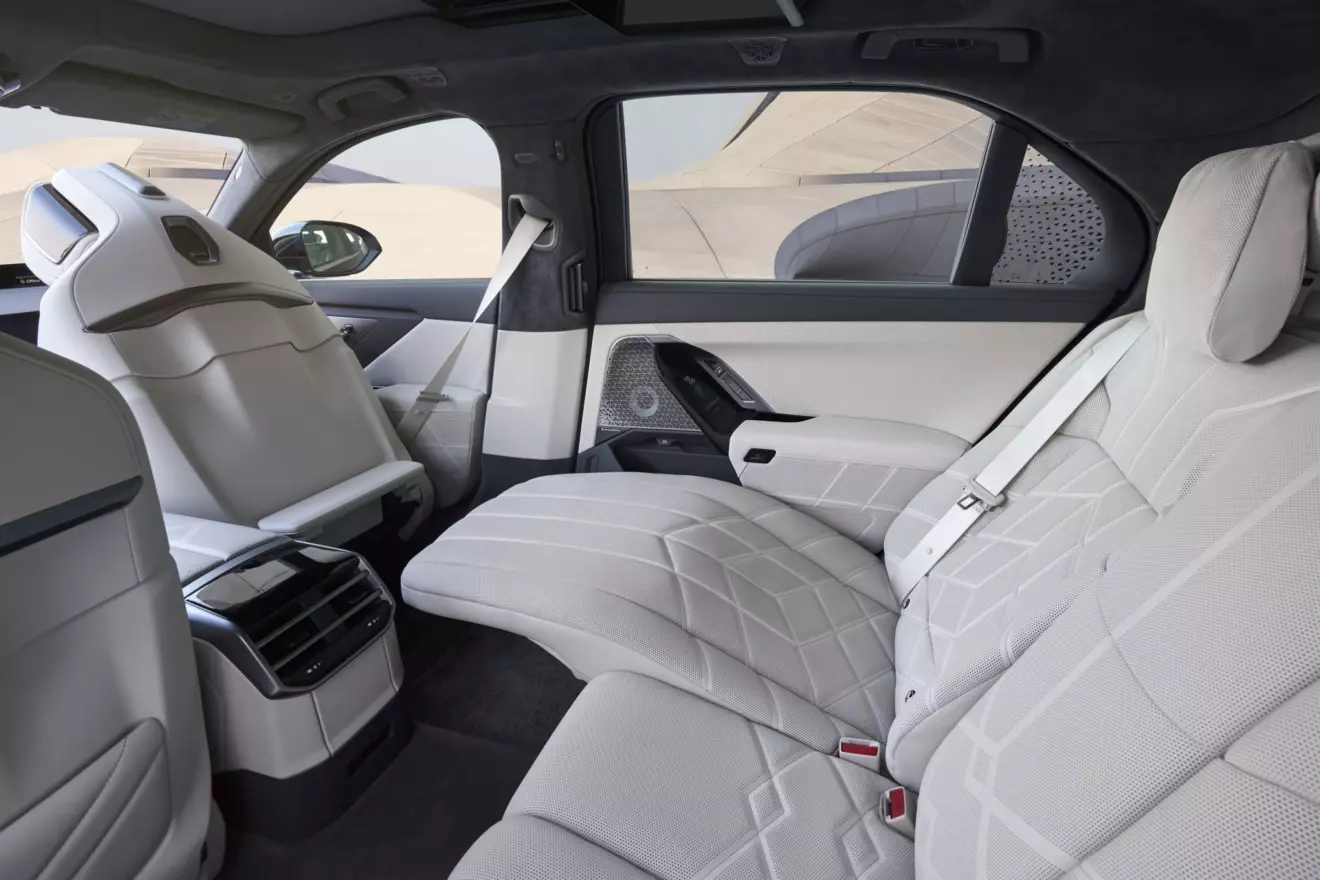 bmw serije 7 - straznja klupa.jpg