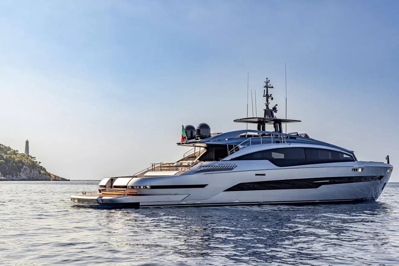 Bočna linija jahte Pershing GTX116