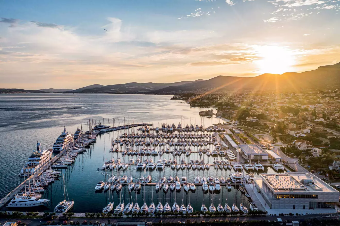 marina Kaštela zračni pogled na vezišta i jahte