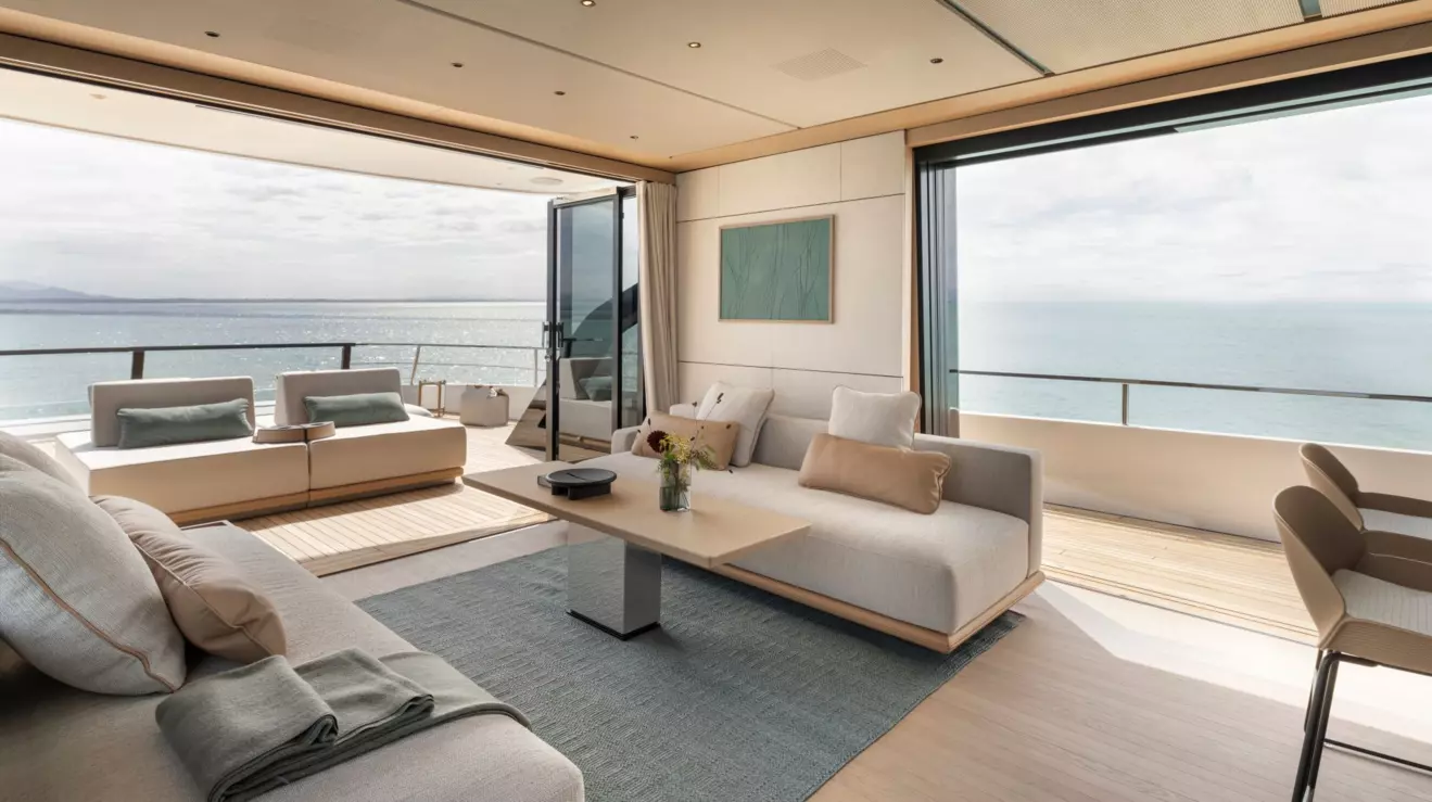 marijana radovic - azimut grande 30m skylounge.jpg