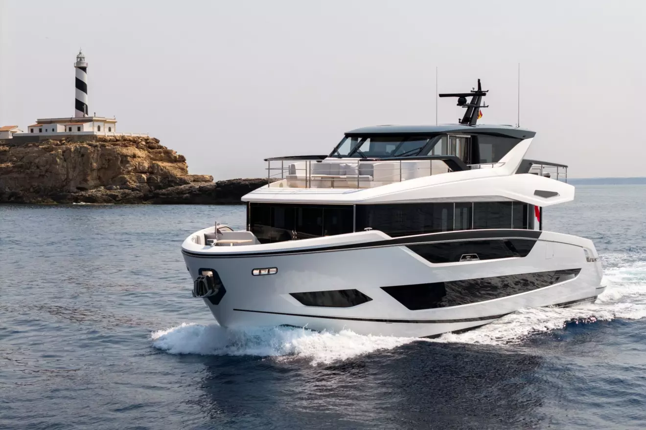 Sunseeker-82 Ocean Enclosed - front view cruising.jpg
