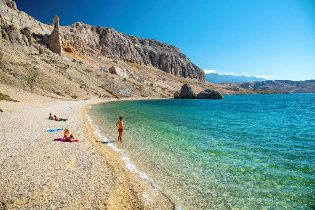 Plaža Beritnica i stijena Stogaj na Pagu.