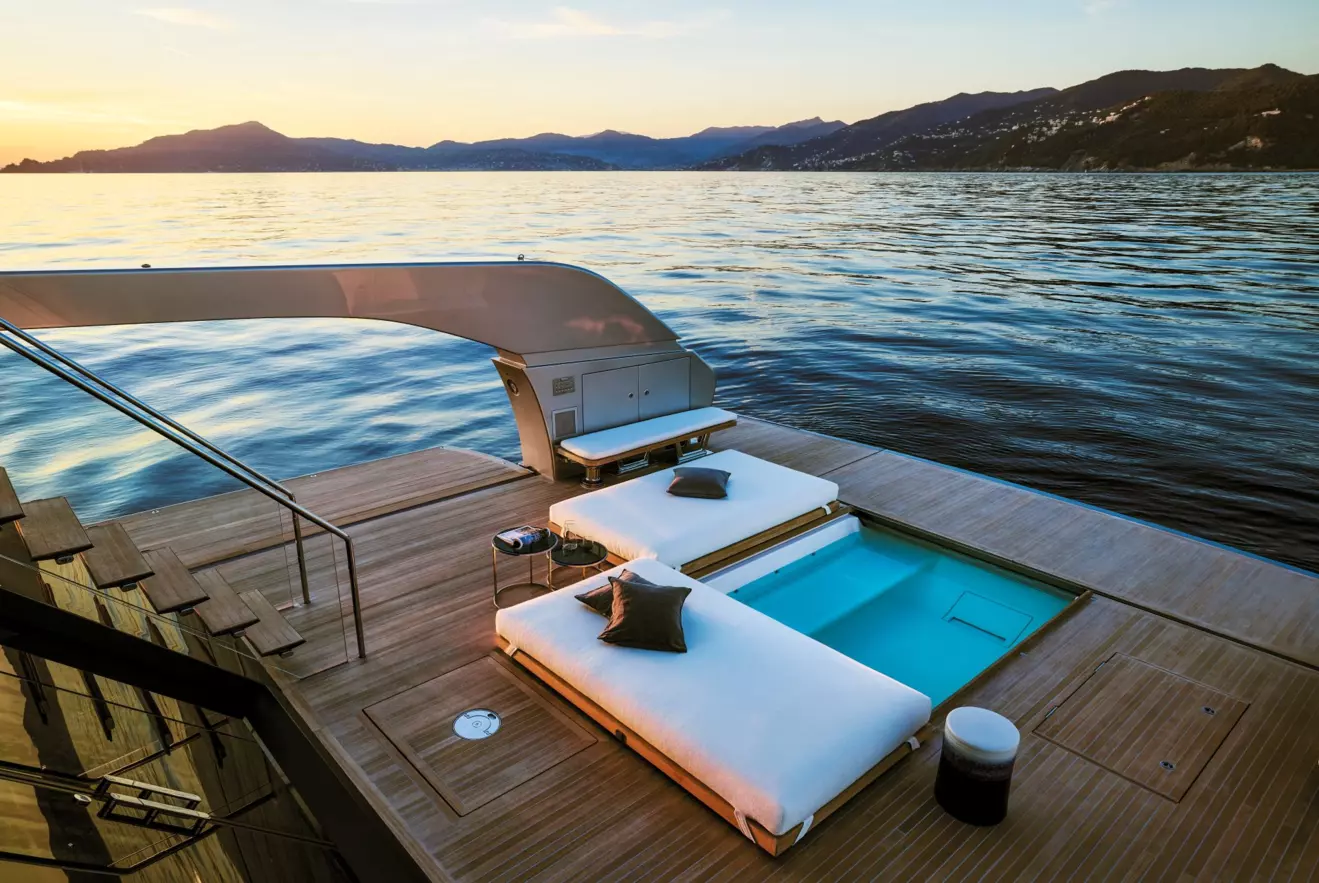 Sanlorenzo SX120 beach area