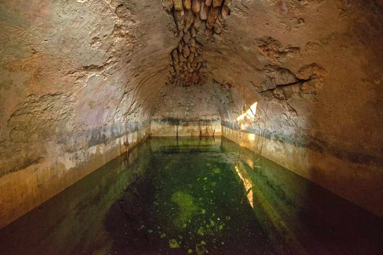 vojni-tunel-na-otoku-Svecu-00.jpg