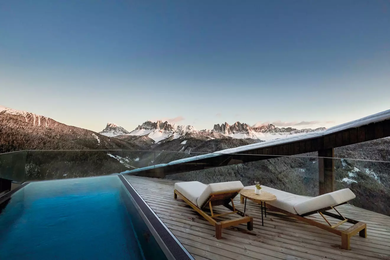 FORESTIS-Penthouse-Pool-00.jpg