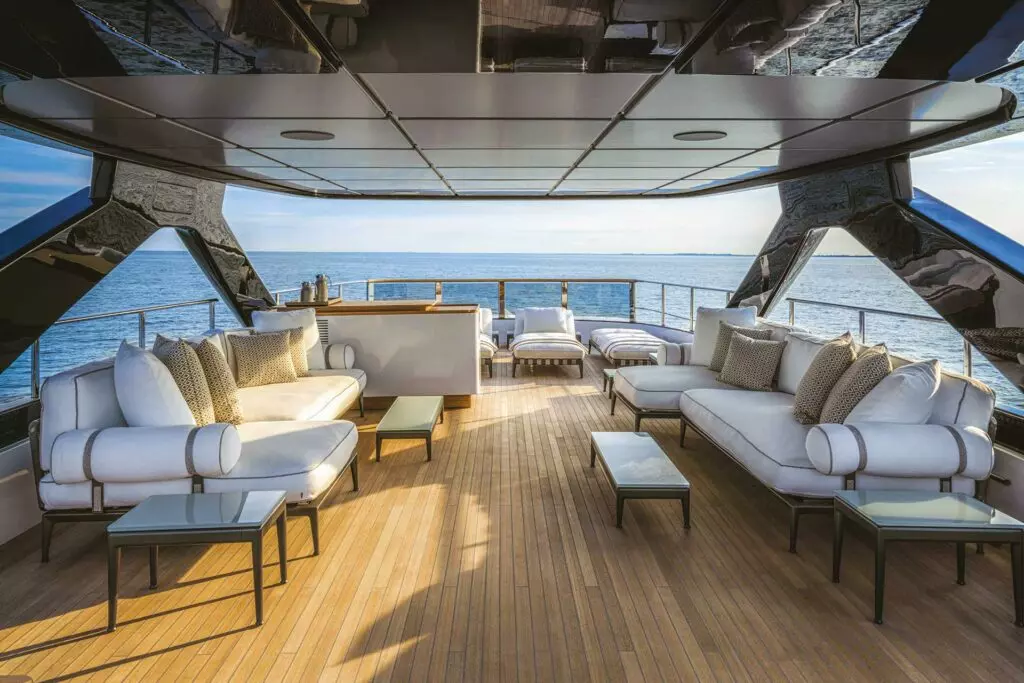 Custom Line Navetta 38 gornja paluba