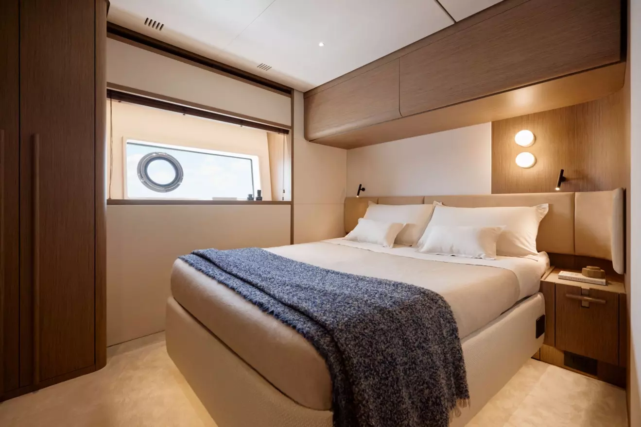 Azimut 82 Fly - VIP cabin.jpg
