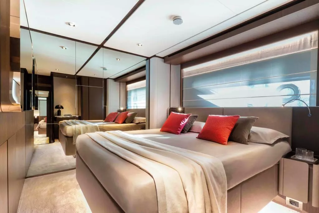 Ferretti-Yachts-860-kabina-00-1024x683.jpg