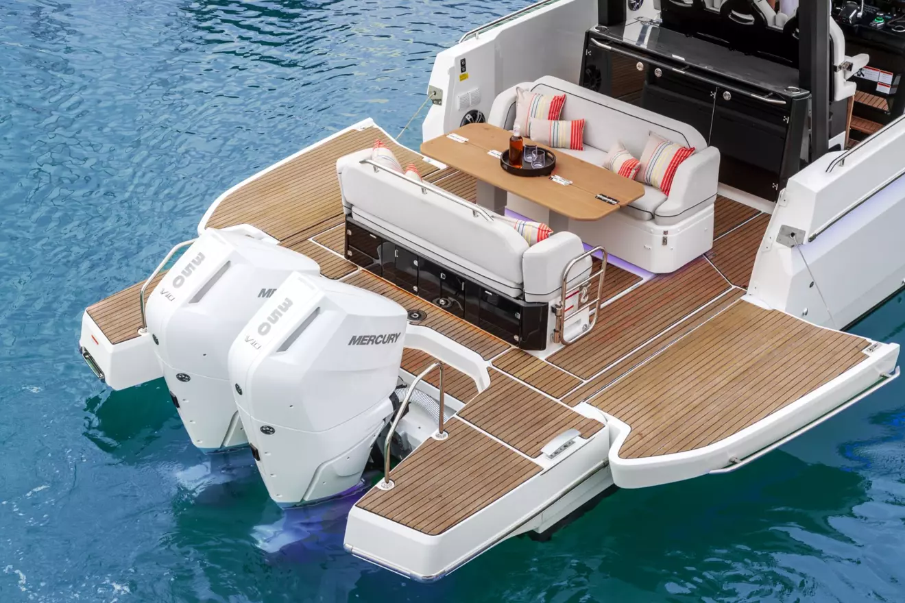 Beneteau Gran Turismo 35 - beach club.jpg