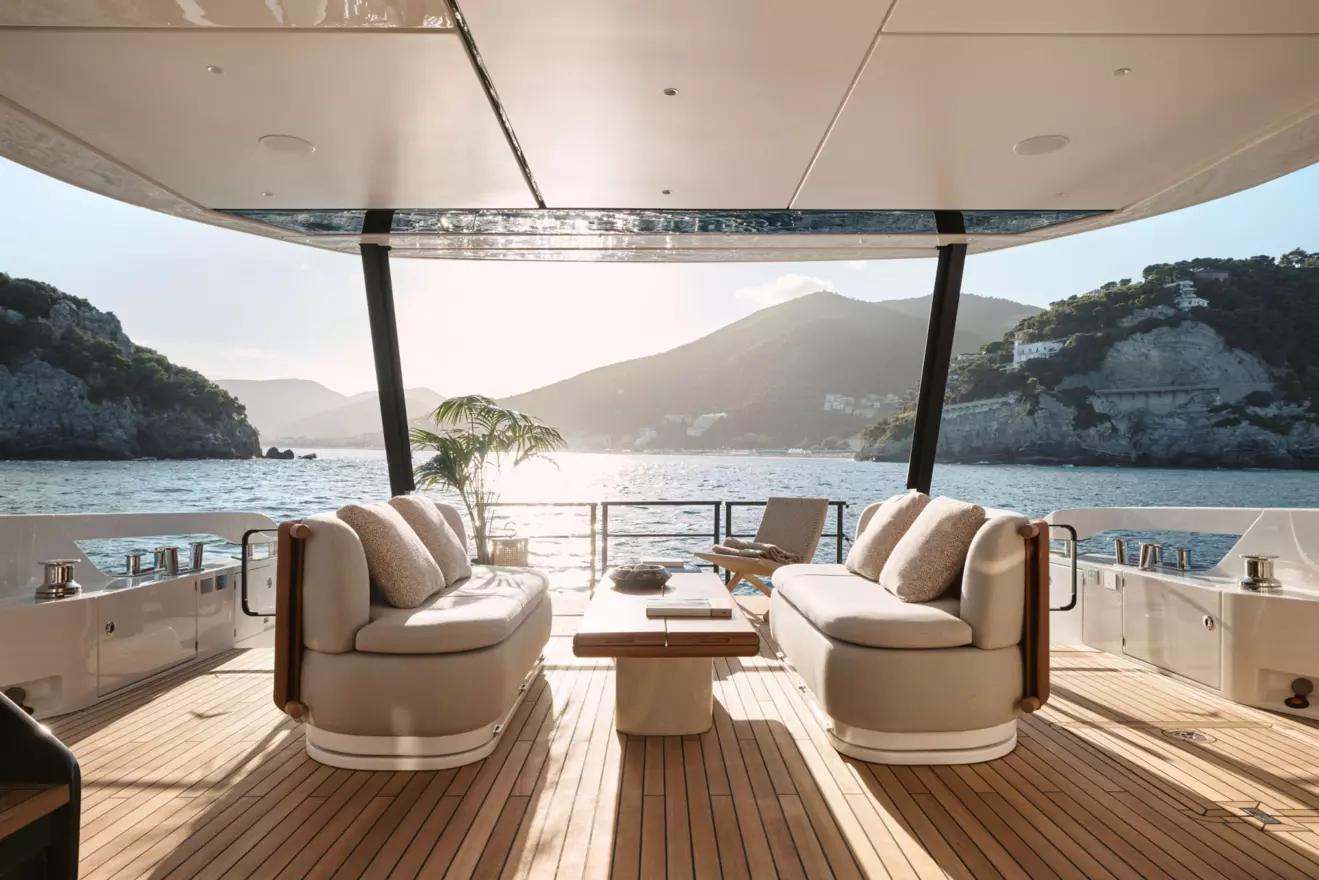 Azimut 82 Fly - flybridge.jpg
