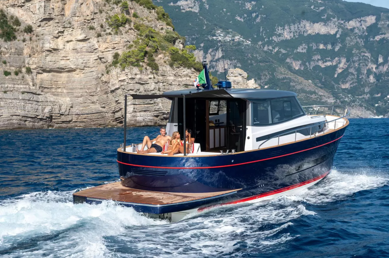 Apreamare Gozzo 48 - back view cruising.jpg
