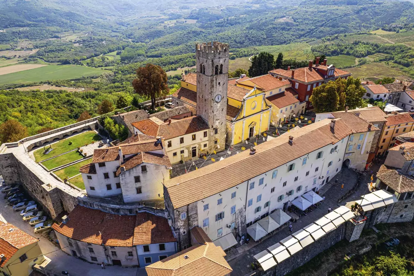 Srednjovjekovni grad Motovun iz zraka