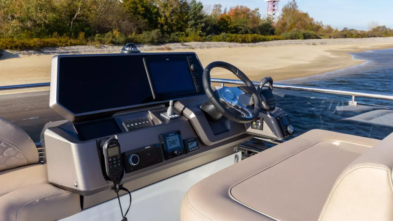 Galeon 480 Fly - flybridge helsman.jpg
