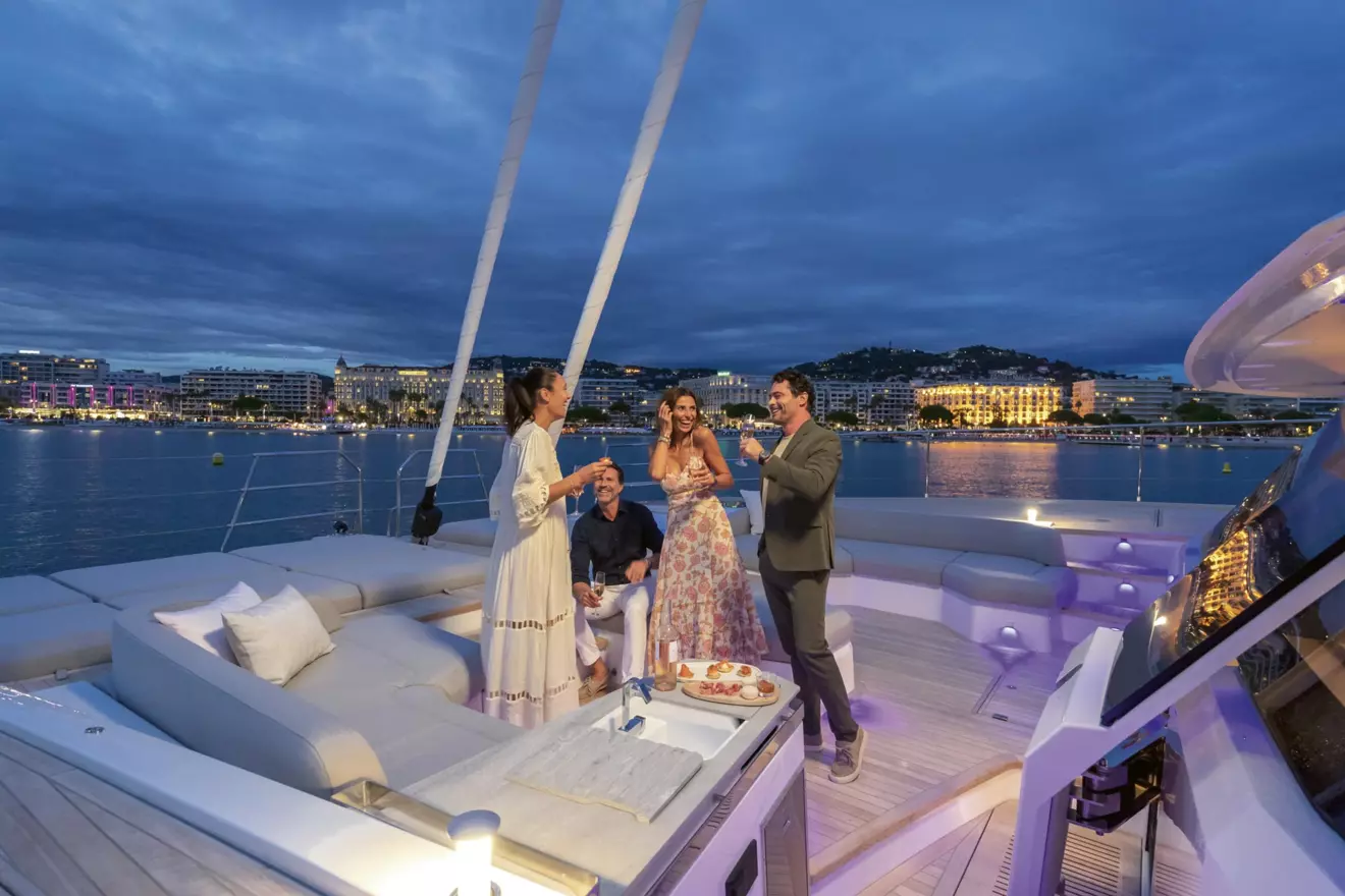 Fountaine_Pajot_-Thira__80_deck.jpg