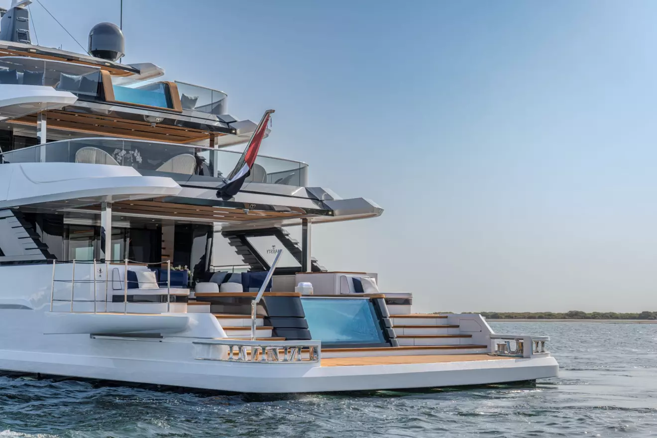 Infinity bazen i prostrana krmena platforma jahte Majesty 145