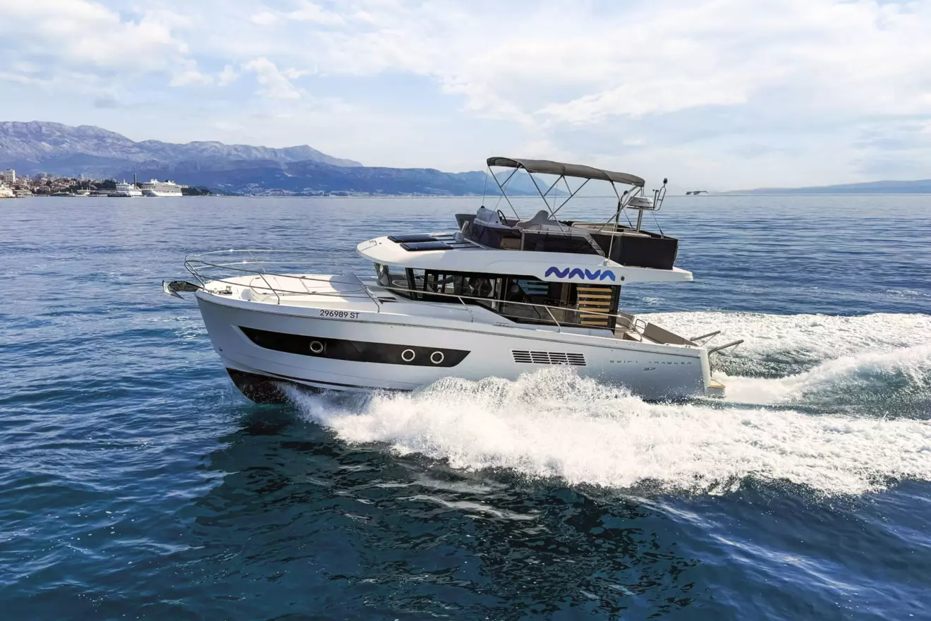 Bočna linija Beneteaua Swift Trawler 37 Fly u plovidbi