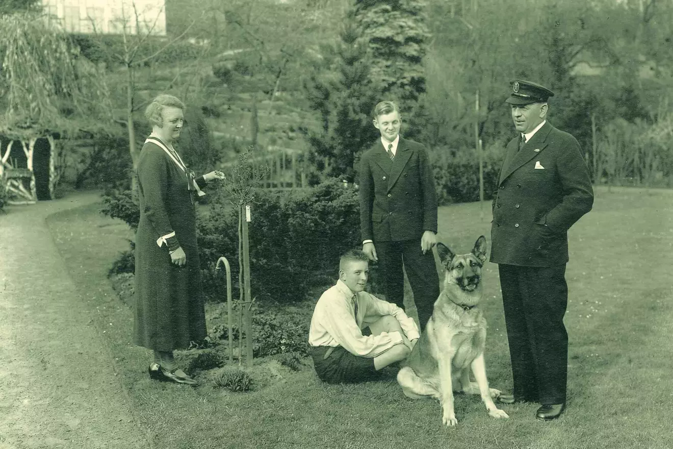 The Lürssen family around 1932_Frieda and Otto Lürssen with sons Gert and Fritz-Otto.jpg