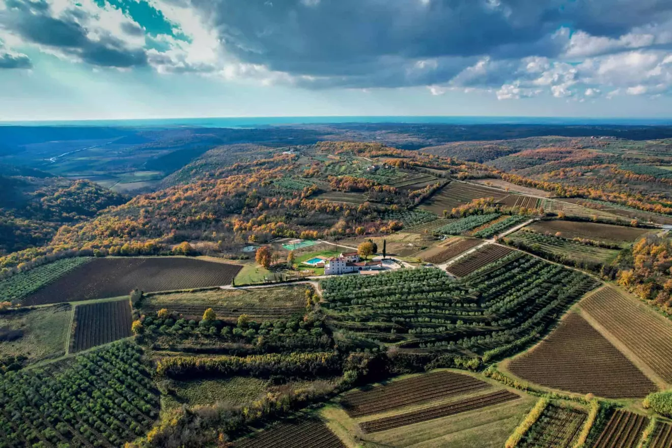 Ovo je fotografija stancija baracija u Istri