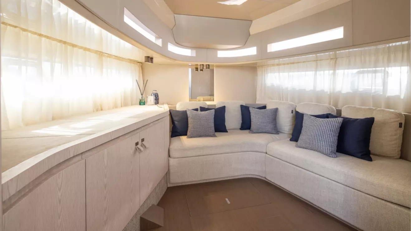 Invictus TT460 Shell Edition - interior.jpg