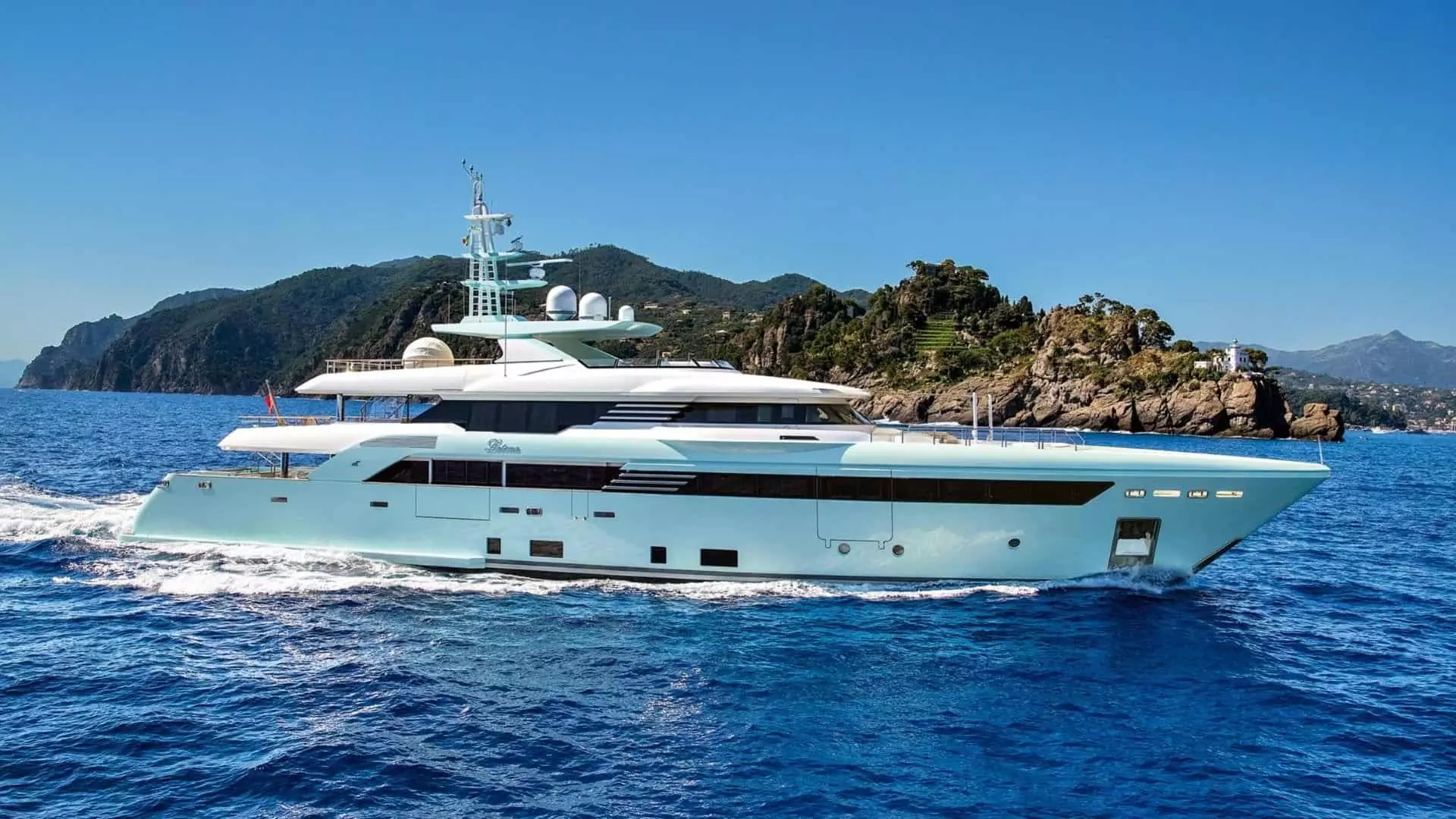 CRN 50 m Latona na testu: Svevremenska elegancija
