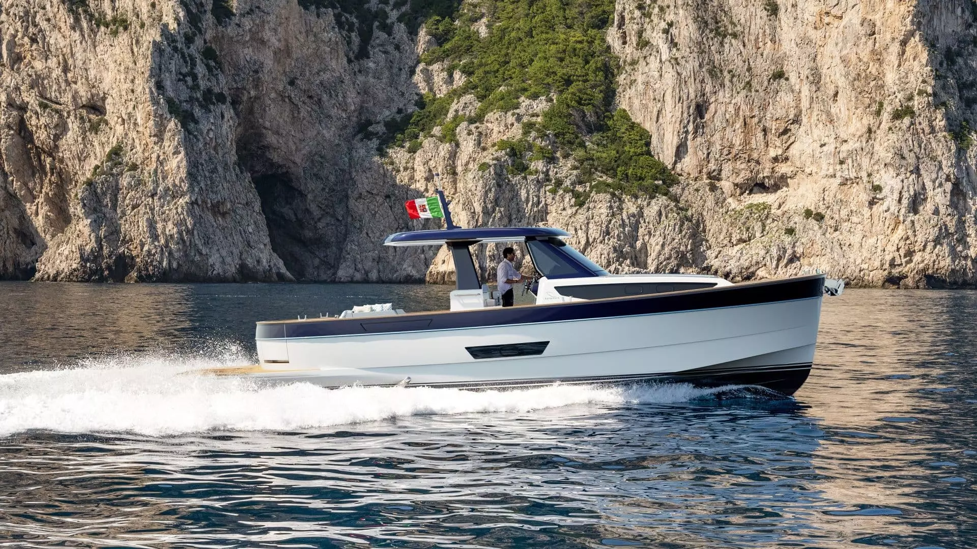 Apreamare Gozzo 42 side profile underway on open water